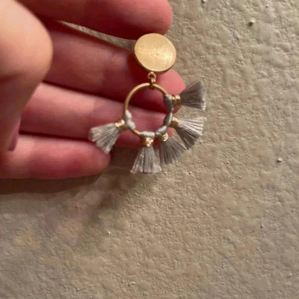 Statement Earrings Gold stud w/ grey-blue tassels - Picture 4 of 7